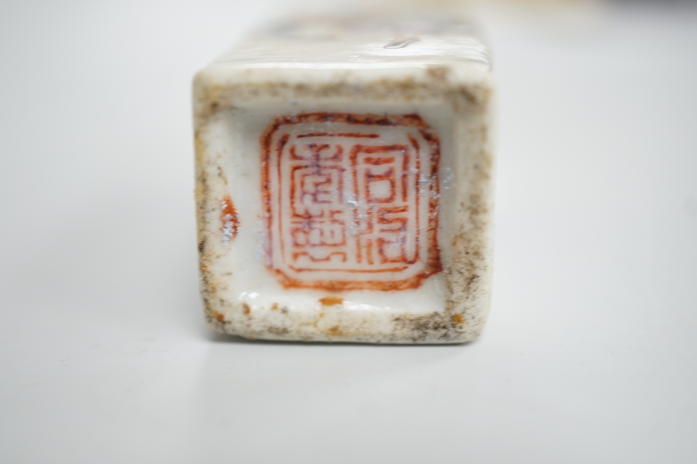 A Chinese square famille rose snuff bottle, Tongzhi mark, late 19th century, 6.4cm high